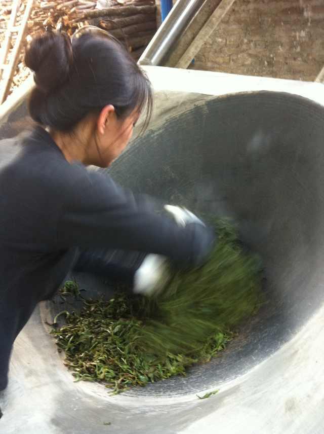 清傳以手工焙製茶葉